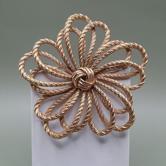 Vintage Brooch MONET Flower Rope Cord Pin, Gold Plated, 3 Inch - Picture 9 of 12